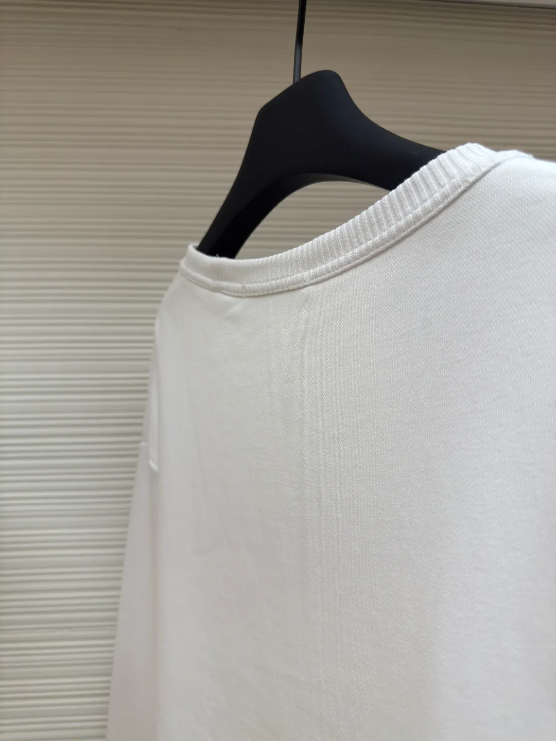 Acne Studios Logo Sweatshirt ●Authentic: Purchased and developed in 1999 ●Item number: 1680045-A35 ●Material: Pure cotton fabric ●Technology: Positioned cutting machine ●Version: Loose version ●Weight: about 690 grams ●Size: S-M-L-XL ●Description: Customized 100% cotton Zhensoft reactive ink sweatshirt material, soft to the touch, comfortable and skin-friendly, dressed in pure white, a symbol of purity and elegance A triangle of heaven and earth is quietly painted on the chest. The iconic Acne Studios seal logo embellishes the front to increase brand recognition. It outlines a high-end silhouette with extreme simplicity and becomes the smart focus of vision. It shows taste in a silent place and uses glue printing. Use glue liquid paint to print patterns on fabrics. Bake the fabric to fix the printed pattern. The overall wiring is straight and delicate, the fabric is comfortable and soft, and the color is consistent without color difference. It can be matched with the same style to create a fashionable look and control various occasions. Customized accessories, complete with three standards, same style for men and women!
